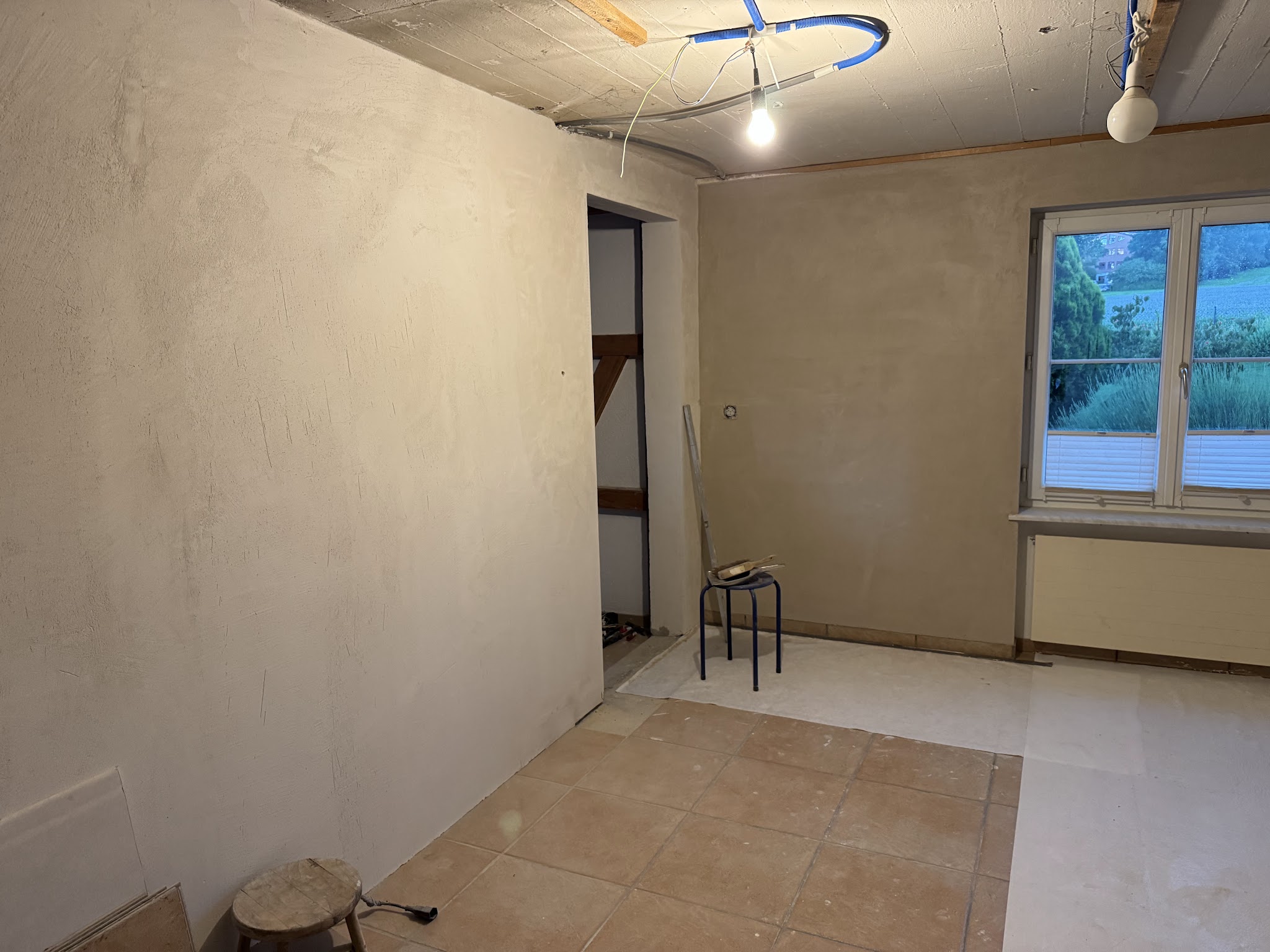 Verputzte Wände im Umbau, Raum mit Fenster