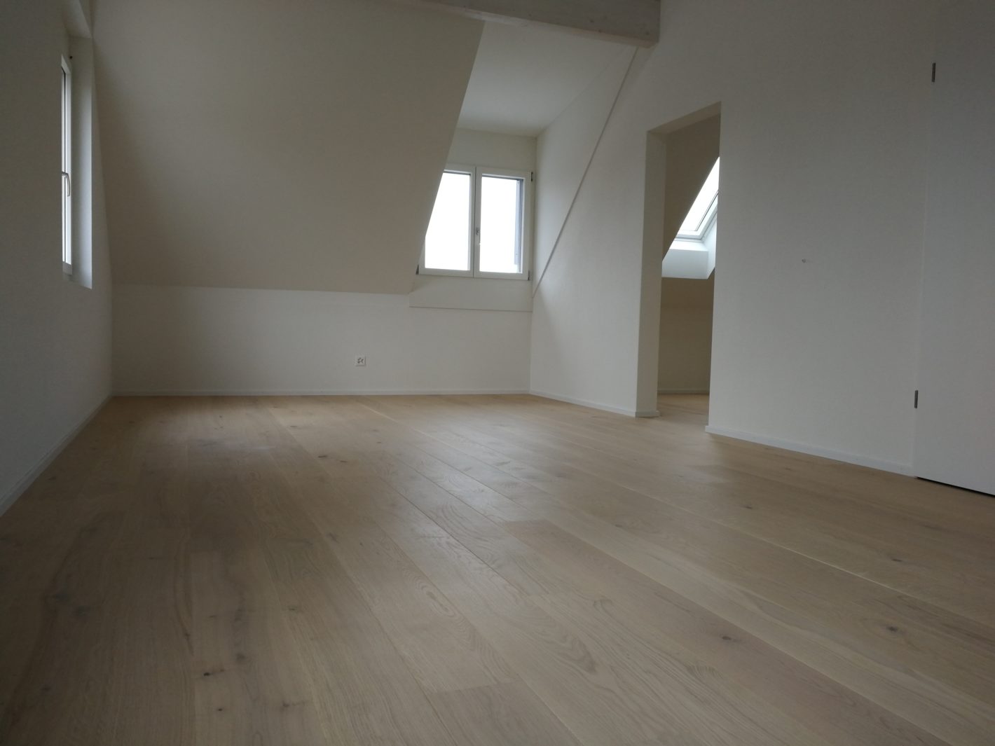 Dachgeschossraum mit neuem Parkett