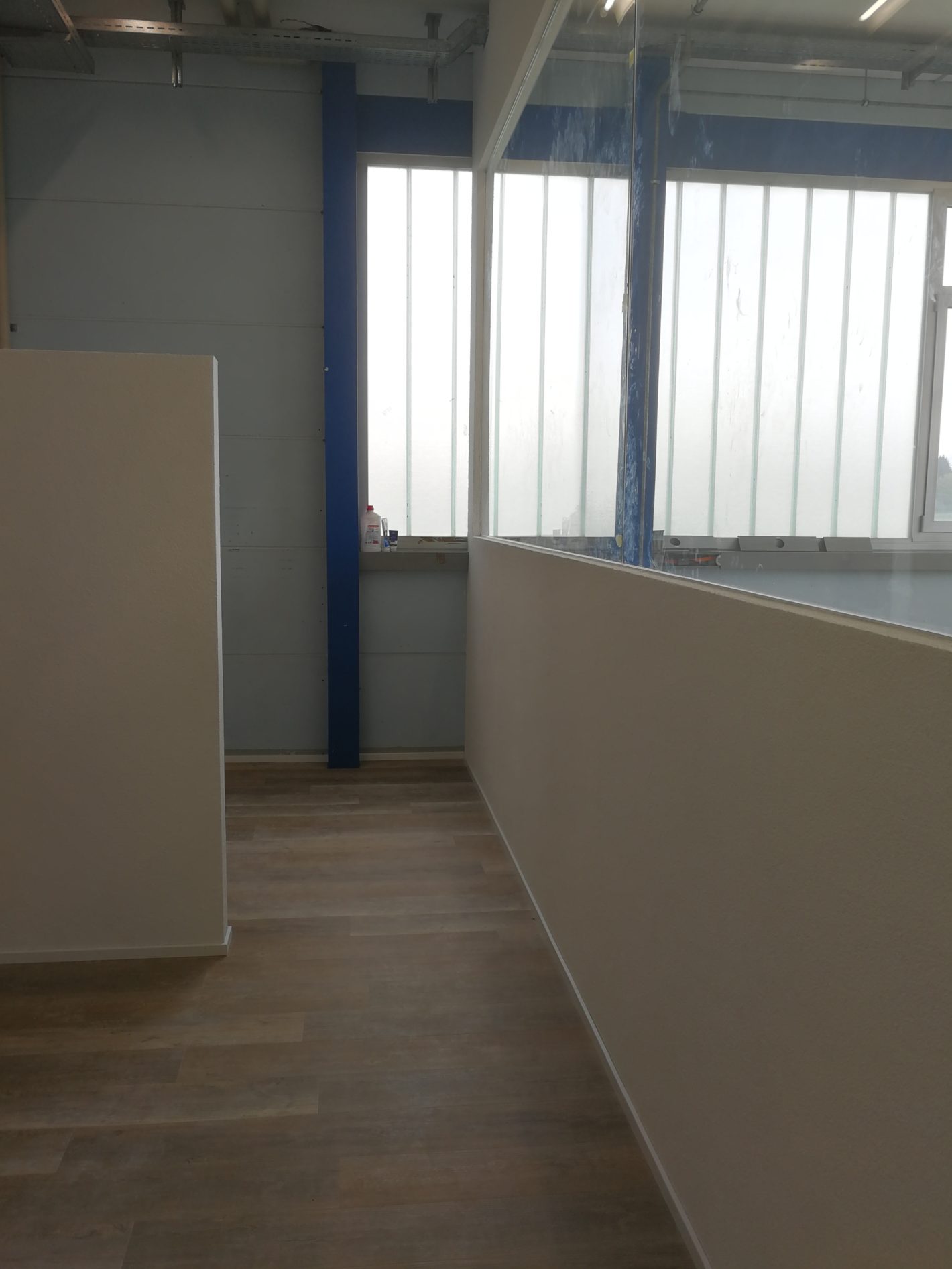 Ausgebauter Gang mit Trennwand und Parkett